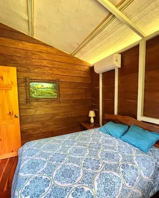 Cabin in La Fortuna with rustic finishes, river and forest