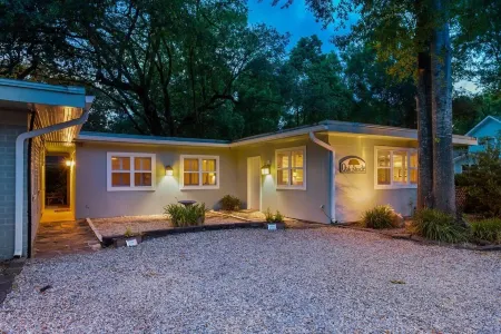 The King Suite - perfect location in Ocean Springs. Only 1 block to Front Beach!