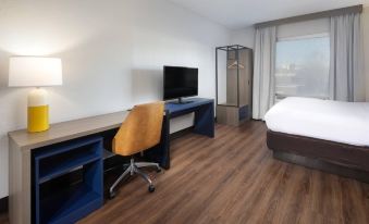 Comfort Suites Outlet Center