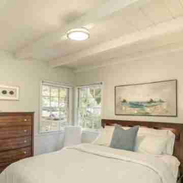 Golden Rectangle Carmel By The Sea home walking distance to Beach & Restaurants Rooms