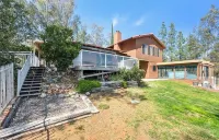 Duplex House on the hill with a 3-bedroom in beautiful Banning with indoor pool. Hotel a Banning