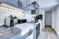 Luxury Beachside Apt | Sea View | Old Town Bars & Dining | Near Dreamland