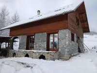 Very sunny chalet at the foot of the slopes, the Ecrins and the paragliding departure point! Các khách sạn ở Vallouise-Pelvoux