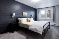 King Size Bed, Near Hwy, Work Desk, Parking Just A Few Feet Away