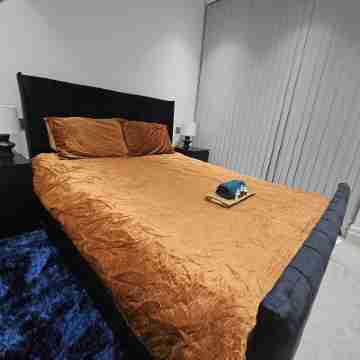 Modern & Cosy Flat in Kingston - 5 minutes from train Station Rooms