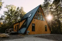 Maine Frame: Cozy Retreat in the Freeport Woods