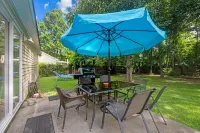 3 Bedroom Home with King Bed, Fenced Yard & Pool Table Hotels in James City