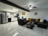 Charming 1-bedroom apartment with WiFi, AC in delightful Venice