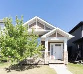 Cozy Home tucked away in Calgary NW. 10 min away from the YYC airport.