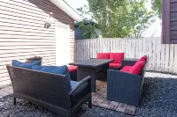 Cozy Home tucked away in Calgary NW. 10 min away from the YYC airport.