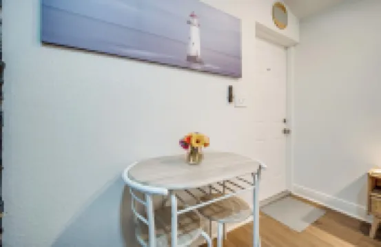 Cozy Studio Just 5 Minutes from Miami Airport! Comes with 1 Free Parking Space.