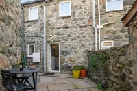 Cosy cottage for two, dog friendly with log burner