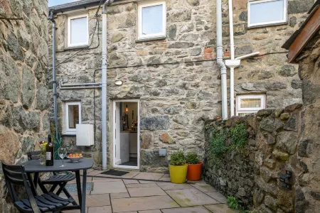 Cosy cottage for two, dog friendly with log burner