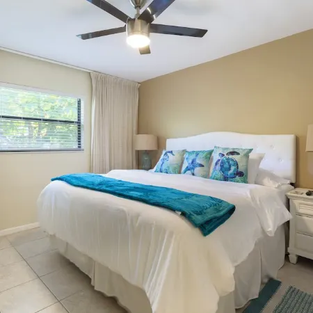 150 steps to BEACH | Private Balcony | Workspace