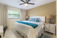 150 steps to BEACH | Private Balcony | Workspace