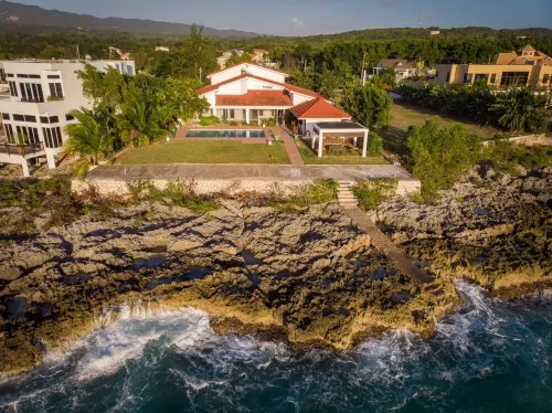 Waterfront Villa with Pool on Jamaica's South Coast