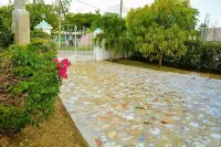 Neke's Place Apartment #2 at 44 Allen Crescent Hotel a 