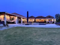 Villa Solara 6 -Luxury 6 Bedroom Villa w Pool, Jacuzzi - Golf & Lake View Hotels in 