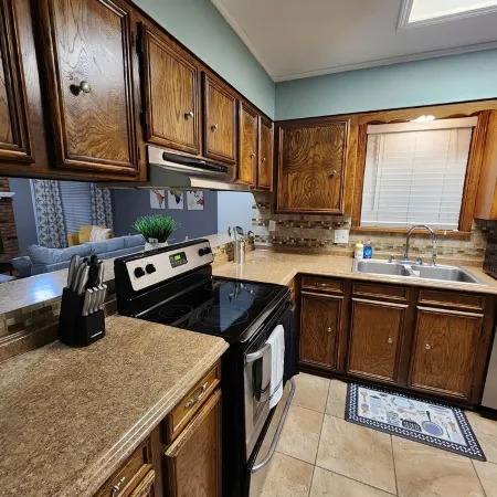 Close to Louisiana Down's Casino. A charming 3-bedroom house, great amenities!