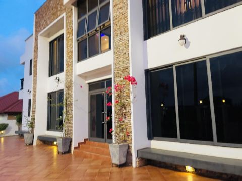 Cozy 2-bedroom apartment with WiFi, fitness room in fabulous Accra