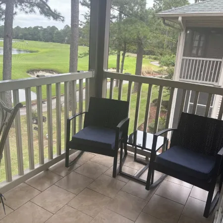 Comfy condo on the 17th green of True blue, min’s to beach, shops & great food