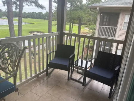 Comfy condo on the 17th green of True blue, min’s  to beach, shops & great food