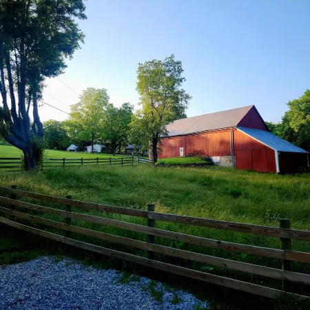 Charming Historic Victorian 4 bedroom guesthouse in  Rohrersville with WiFi, AC