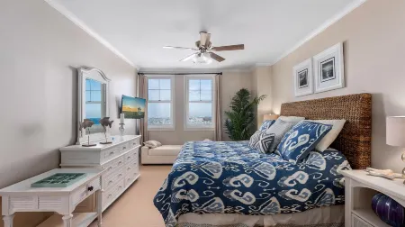 Infinity-Edge Pool and Ocean Views - Stunning Penthouse Retreat