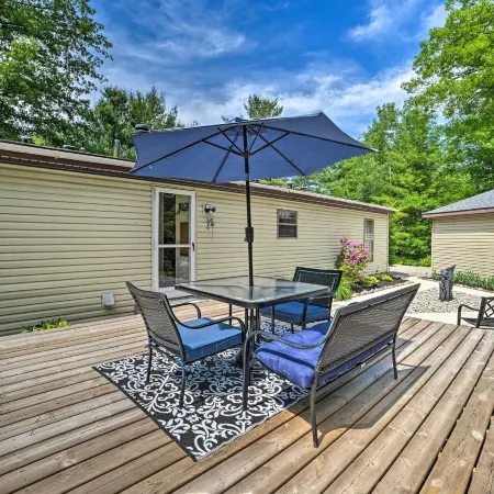 Cozy Hale Home Between Long & Loon Lakes!