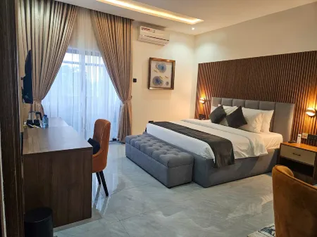 Reens Suites and Apartment Отели в г. Осуаха