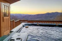 Smoky Mountain Cabin w/ Hot Tub & Views! - Balkon