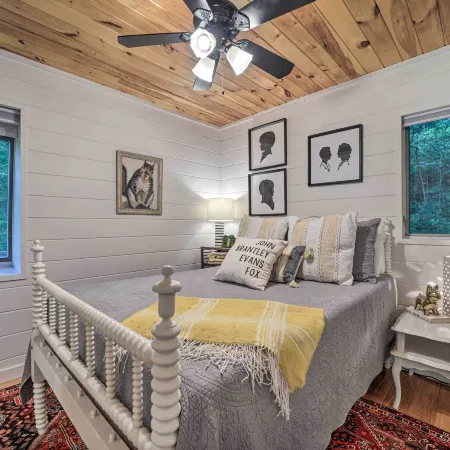 Creekside Cabin: Tubing, Trails & Highlands Charm!