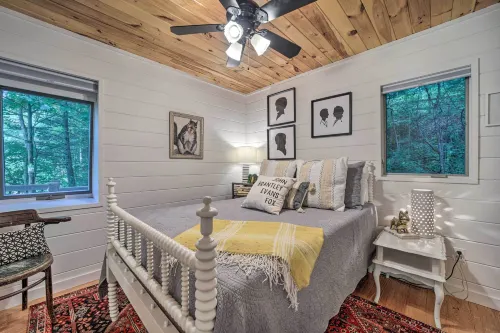 Creekside Cabin: Tubing, Trails & Highlands Charm! - Wifi