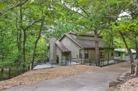 Beaver Lake Retreat w/ Deck & Private Hot Tub - 3-Star