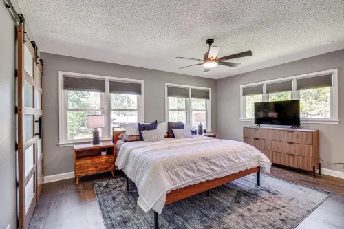 Chic Family-Friendly Home in Riverside: 7 Mi to KC - Alloggi