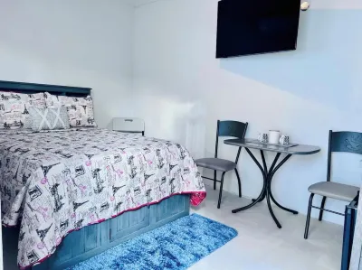 Cozy studio #5 with pool near beach  VRBO  호텔