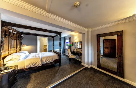 The Lion Hotel Отели в г. Ашлихей