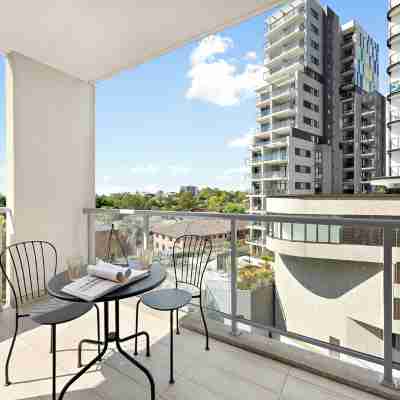 Bright & Airy 2BR Steps to Station & Westfield Others