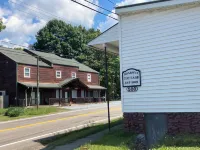 Cozy little cottage right in the friendly town of Damascus.