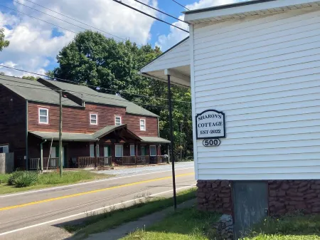 Cozy little cottage right in the friendly town of Damascus.
