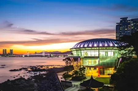 Plea de Blanc Hotel & Residence Отели рядом с достопримечательностью «BUSAN X the SKY»