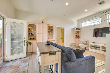 Luxe Pasadena Casita w/ Fireplace & Grill Отели рядом с достопримечательностью «Арлингтон Гарден ин Пасадина»