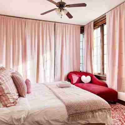 Valentine Suite / 1BD/1BA Apt in Holiday House Rooms