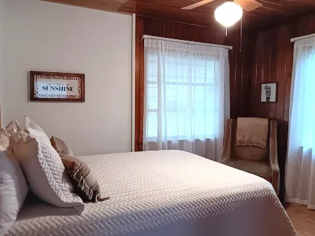 Briarcliff Cottage · Cozy 1950s Home Near Downtown