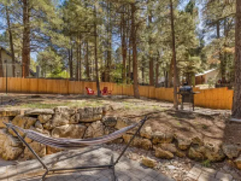 Mountain Fun w/Hot Tub, Game Areas, Huge Yard, Waffle Bar! Pet Friendly 卡馳納山莊酒店