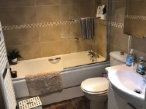 1 Bedroom Apartment Sleeps 2 - Pets Welcome - Tv Hotels in Copthorne