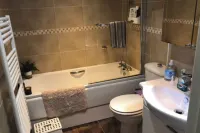 1 Bedroom Apartment Sleeps 2 - Pets Welcome - Tv Hotels in Copthorne