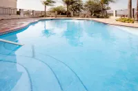 هوليداي إن إكسبرس آند سويتس أليس باي آيتش جي - مسبح