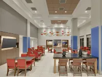 Holiday Inn Express & Suites IRVING CONV CTR - LAS COLINAS by IHG Hotels near Zero Gravity Amusement Park