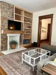 Quaint Pet Friendly 2 Bed Apartment Downtown